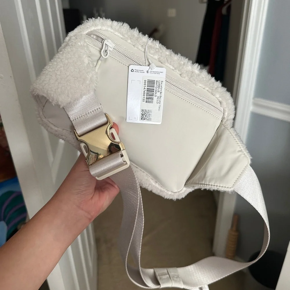Lululemon Luxe White Sherpa Bag NWT